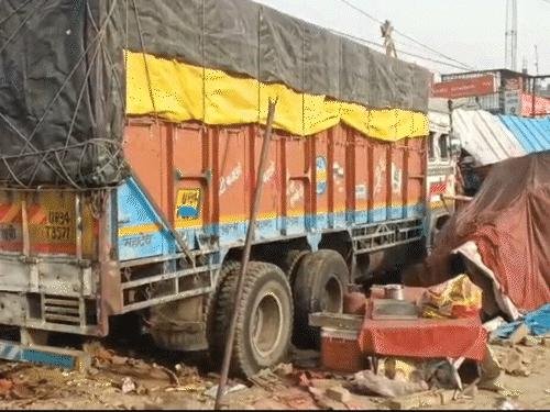 लखनऊ में बेकाबू ट्रक दुकान में घुसा, चालक गंभीर रूप से घायल